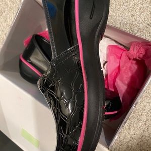 New!!Smitten nursing shoes size 8-8.5